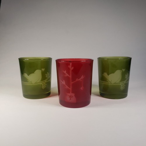 Soporte Votivo Navidad Verde Grabado a Mano, 3 - Árboles de Navidad, ¡Vela LED Gratis! - Imagen 2 de 15