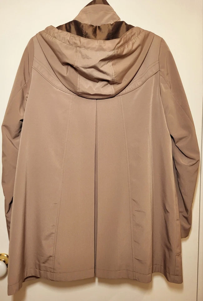 Impermeable Gallery Taupe con capucha y forro desmontables. Med. 2 bolsillos. 33" L. Nuevo Foto 4 de 4