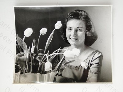 Frau Thora Grant Tulpen Blumen Willoughby Gullachsen Birmingham 1960er Foto