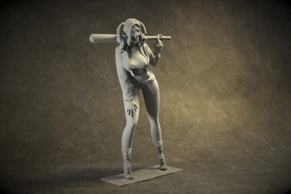 Harley Quinn - Kit de estatua impresa en 3D grado coleccionista (con base de madera) Foto 2 de 4