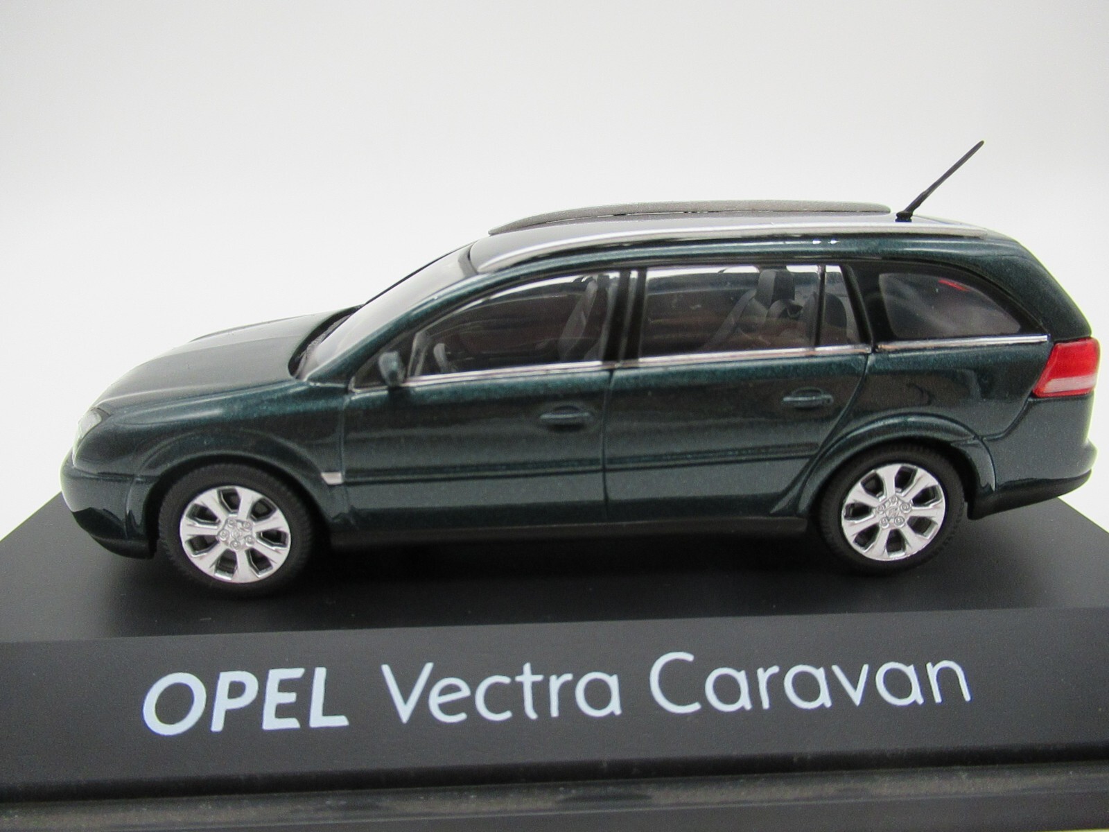 Voiture miniature Opel Vectra Caravan C de Schuco 1/43 en métal vert