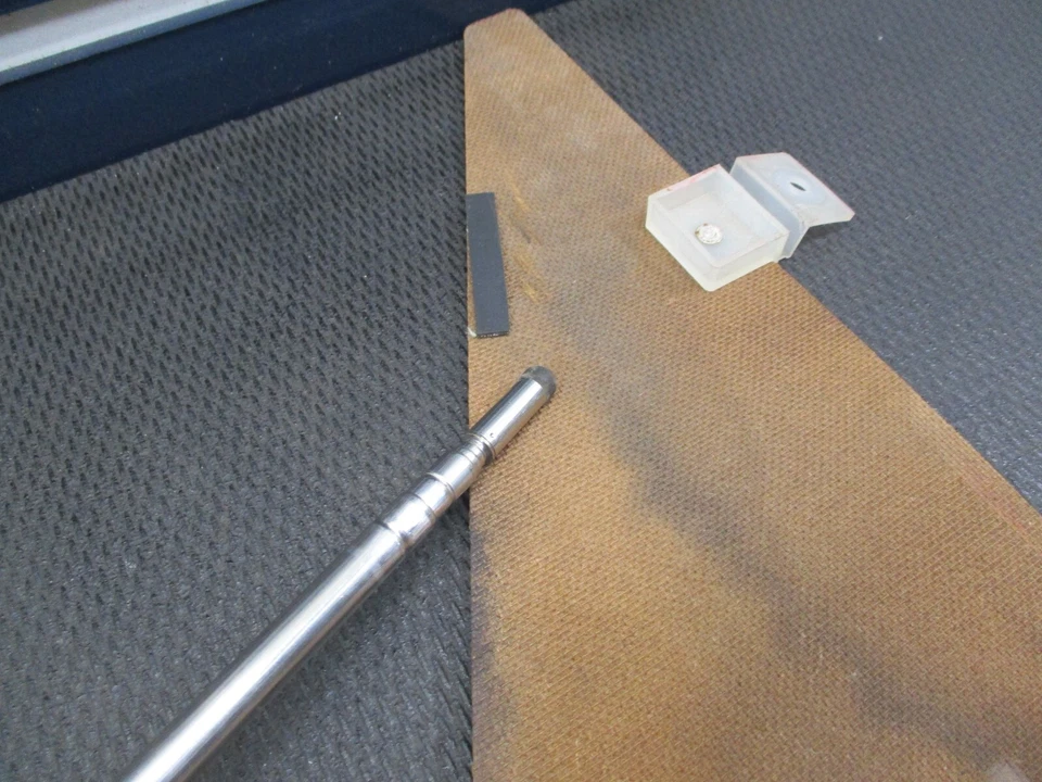 Mercury Capri 1991 - lado derecho del pasajero - cubierta de bolsillo de almacenamiento de maletero (defectos) Foto 4 de 4