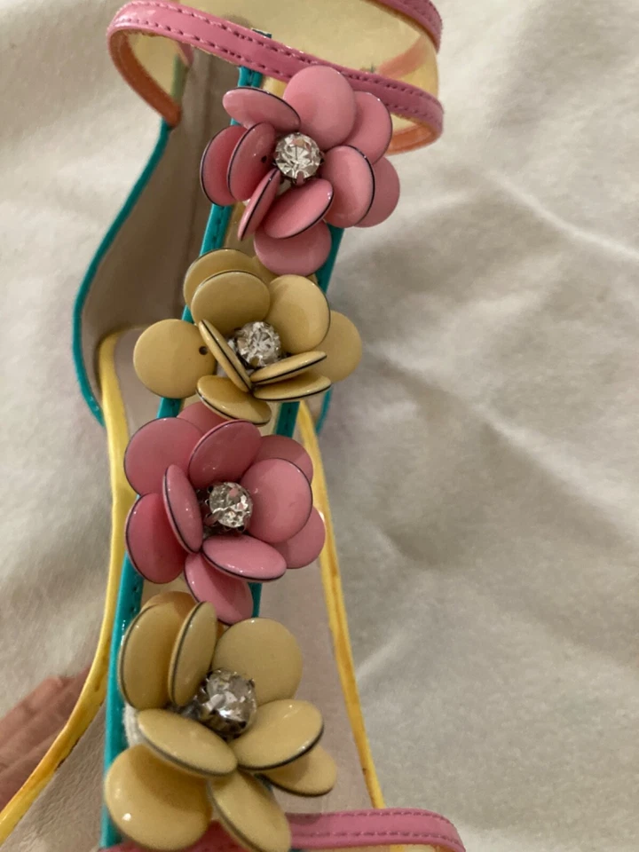 Tacones florales pastel lavandería china, talla 6M. Altura del tacón 4”, cremallera en la espalda Foto 2 de 4