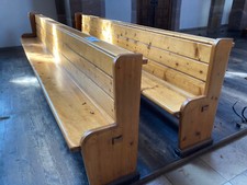 alte Kirchenbänke Länge 4,5m vermutlich Fichte, Fußbrett Eiche