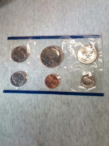 US Mint 1981 Uncirculated Coin Set in All Collateral - Picture 2 of 5