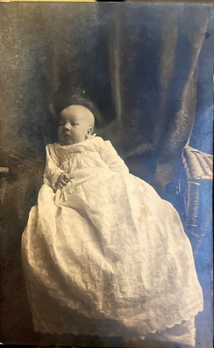 Antik unveröffentlicht Echtbild Postkarte RPPC Baby Porträt weißes Kleid