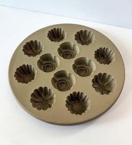 Pampered Chef Silicone Floral Muffin Cupcake Bakeware Pan Mold 13”