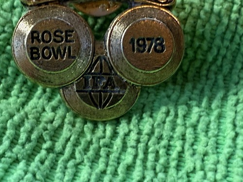 Wham-o Frisbee Rose Bowl 1978 World Champion tournament pin in players package - Picture 5 of 8