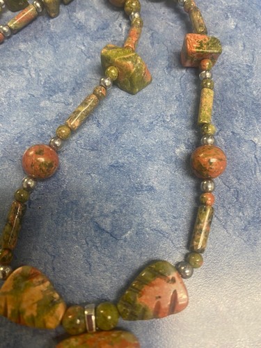 COLLAR UNAKITA PALANCA CON HERMOSAS PIEDRAS TALLADAS APROX 16" - Imagen 2 de 7