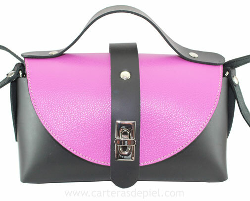 Bolso de piel con bandolera y asa de mano