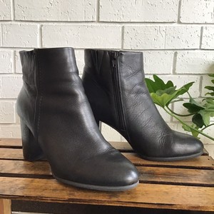 vionic kennedy ankle boot black