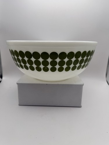 Pyrex 404 1960’s Green Dot (dots) Bowl Milk Glass. 4 Quart Rare