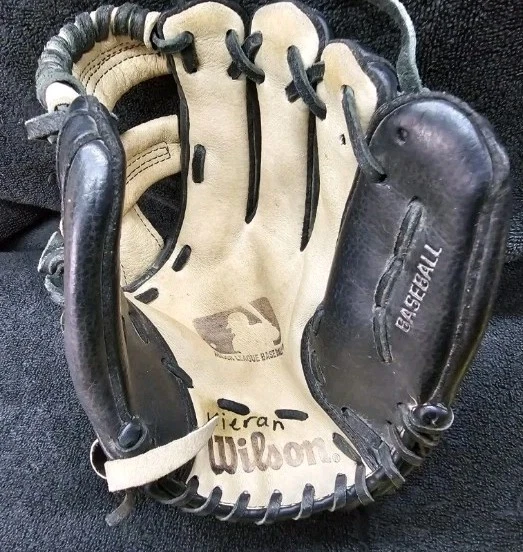 10.5 inch Wilson baseball glove BlK - Image 4 of 4