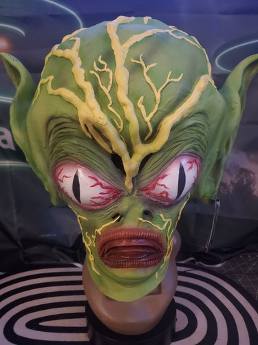 Illusive Concepts Saucer Man Retro Alien Halloween Mask Trick Or Treat Studios - Picture 1 of 24