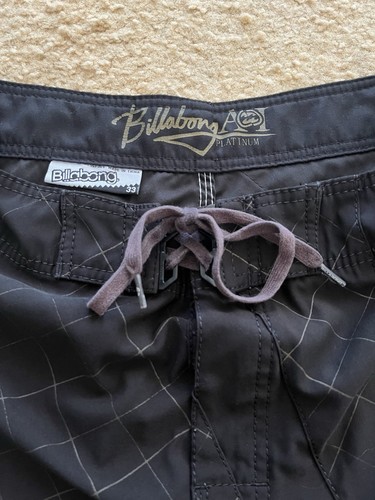 PANTALONES CORTOS DE TABLA DE SURF BILLABONG ANDY IRONS RISE SUN TALLA 33 PLATINO NEGRO Y DORADO - Imagen 5 de 6