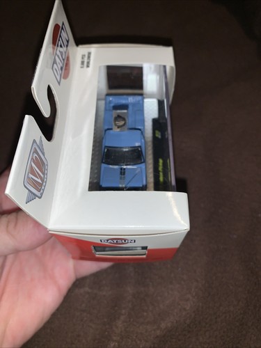 M2 Machines Auto-Trucks 1977 Datsun Pickup Diecast 1:64 Blue - Picture 4 of 7