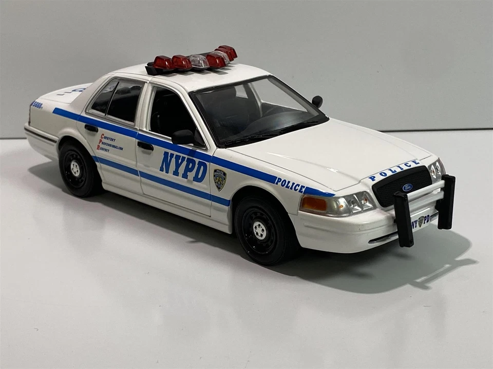 2011 Ford Crown Victoria NYPD Police Car 1:24 Scale Greenlight 85513 - Image 2 of 4