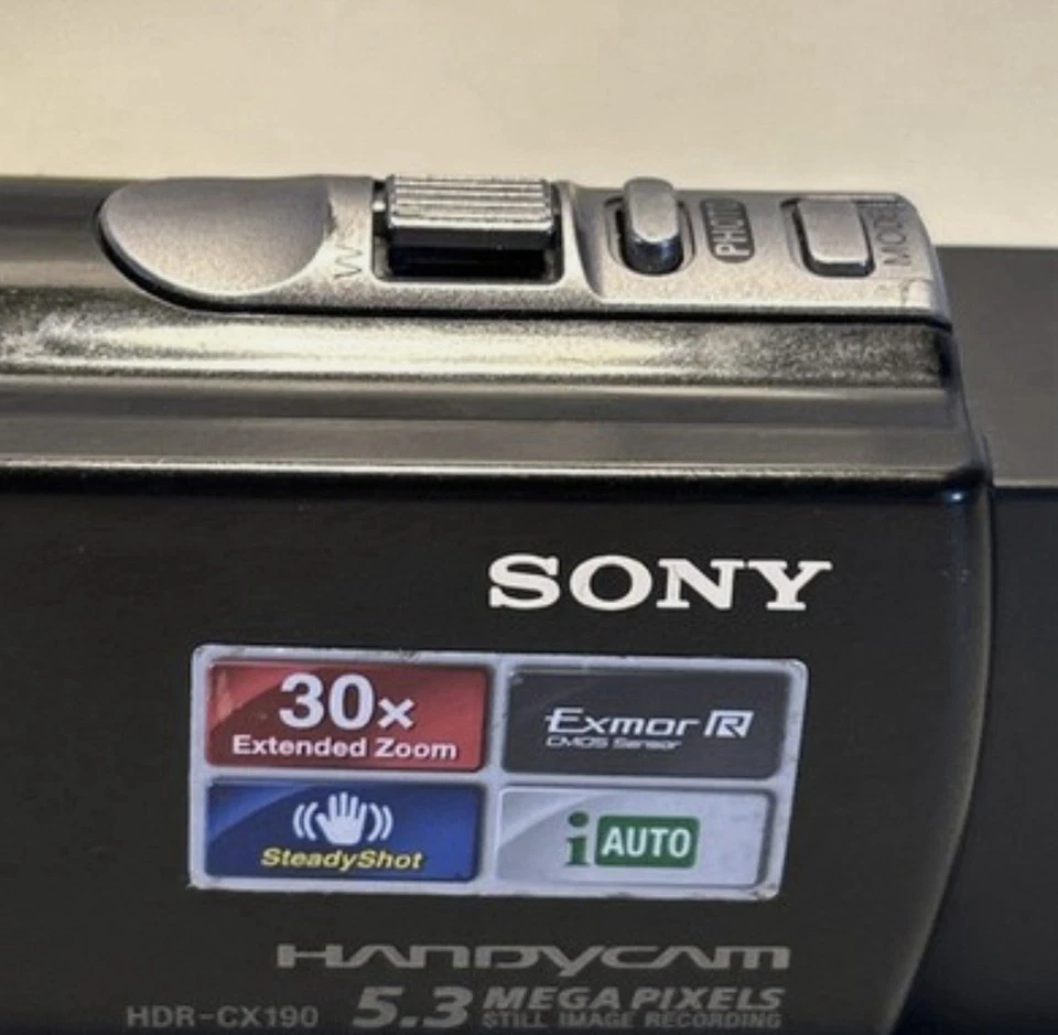 Sony HandyCam HDR-CX190 5.3MP 30x Zoom Steadyshot - Image 3 of 4