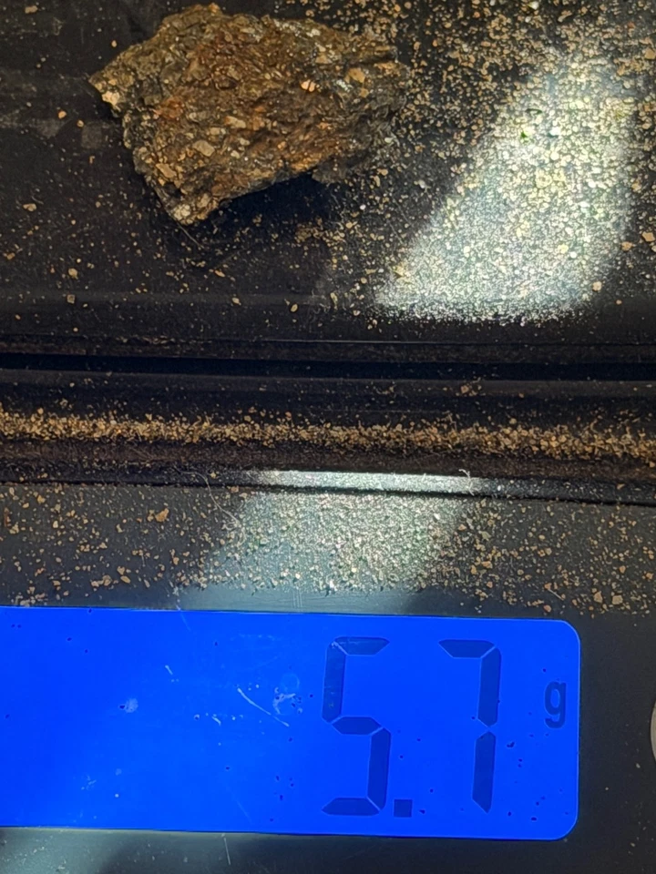 Cristal de oro veta cruda de 5,7 gramos Foto 4 de 4