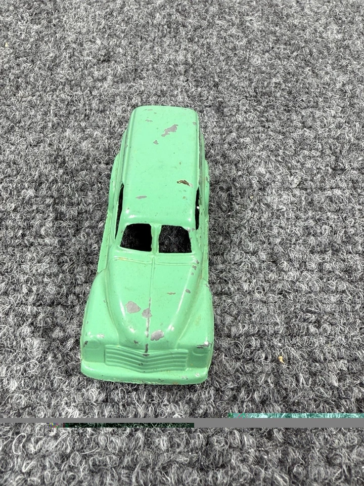 Lot of 3 Vintage Tootsietoy Diecast Cars – Jeep, Sedan, Panel Van – Chicago USA - Image 2 of 4