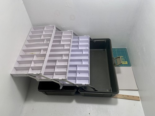 VINTAGE ADVENTURER N0. 1423 TACKLE BOX BY VLCHEK PLASTICS 3 TRAY 51 COMPARTMENTS - 第 3/12 張圖片
