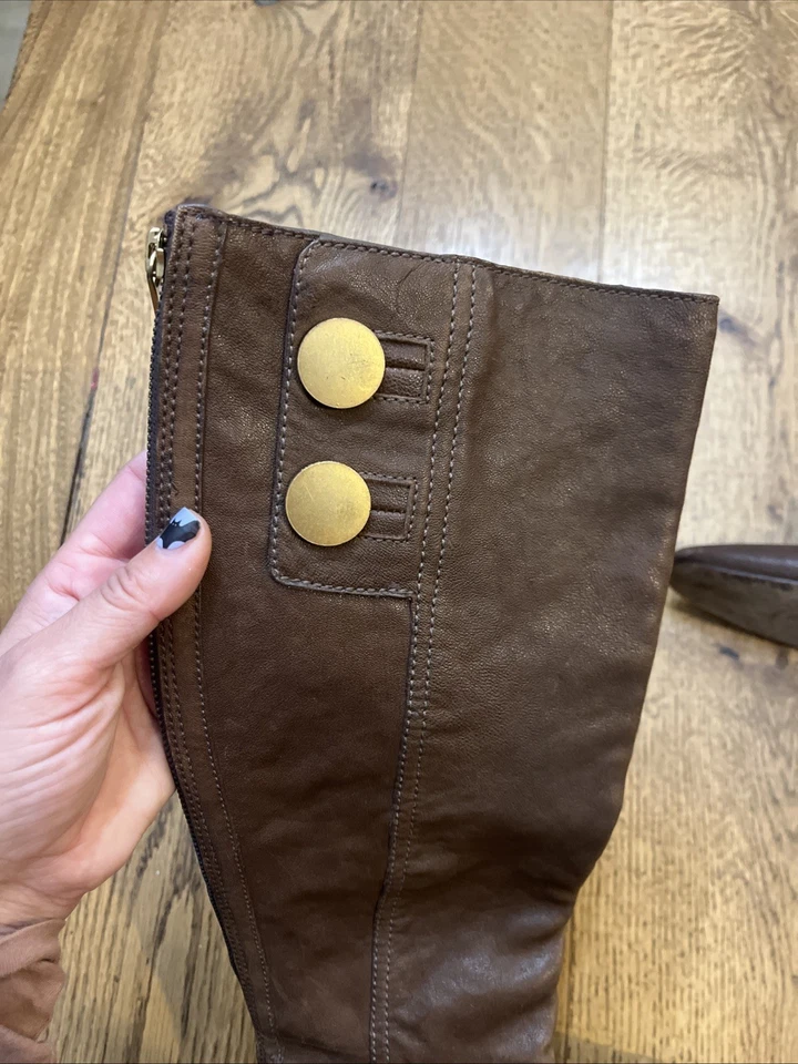 Botas altas Tory Burch de cuero marrón con detalles dorados, para mujer talla 7,5 M Foto 3 de 4