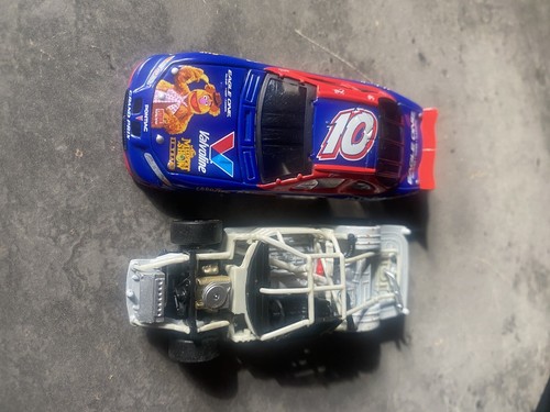 Johnny Benson #10 Valvoline Muppets 2002 Team Caliber 1:64 Removable Chassis - Picture 4 of 4