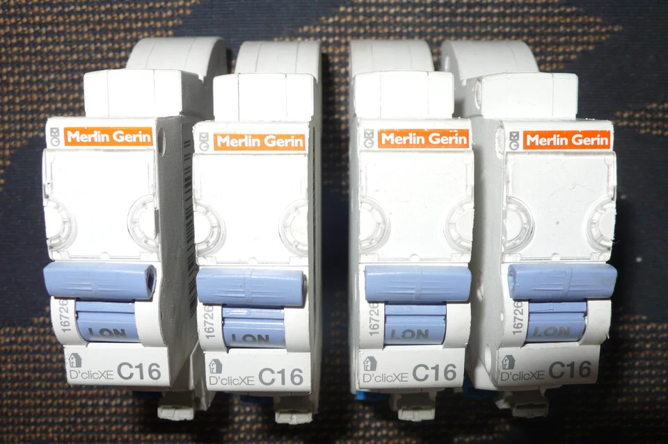 DISJONCTEUR MODULAIRE EMBROCHABLE 16AMPERES 2POLES D'clicXE 16726 MERLIN GERIN - Photo 3/4