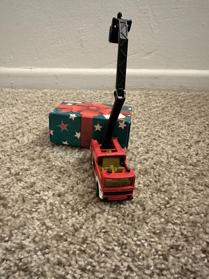 Matchbox Snorkel Fire Engine with Bucket Man with Gift Box - Image 4 of 4