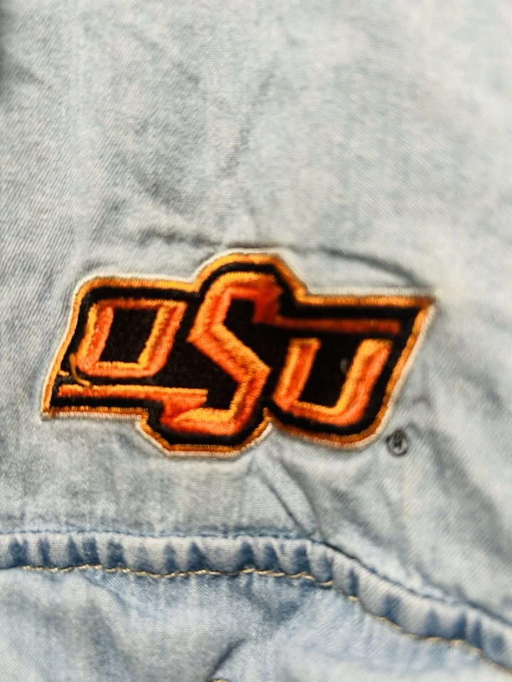 Camisa grande de mezclilla azul antigua de Oklahoma State Cowboys con botones Foto 4 de 4