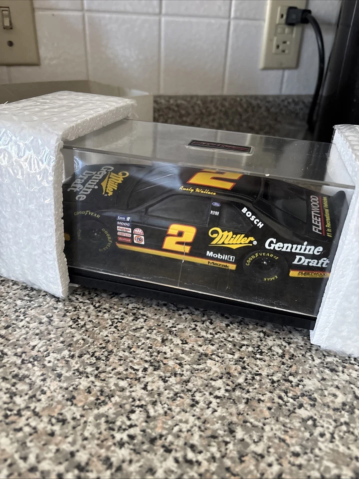 1995 Rusty Wallace #2 Miller Genuine Draft Ford Dually 1:24 Scale Diecast Action - Image 3 of 4