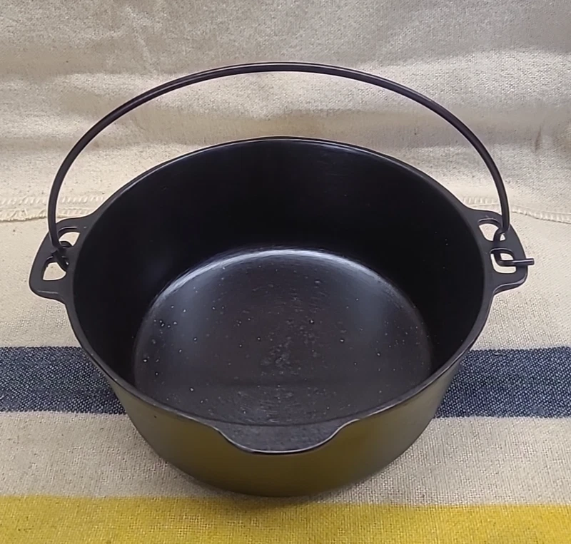 vintage unmarked Wagner 5-quart dutch oven, freshly restored and seasoned