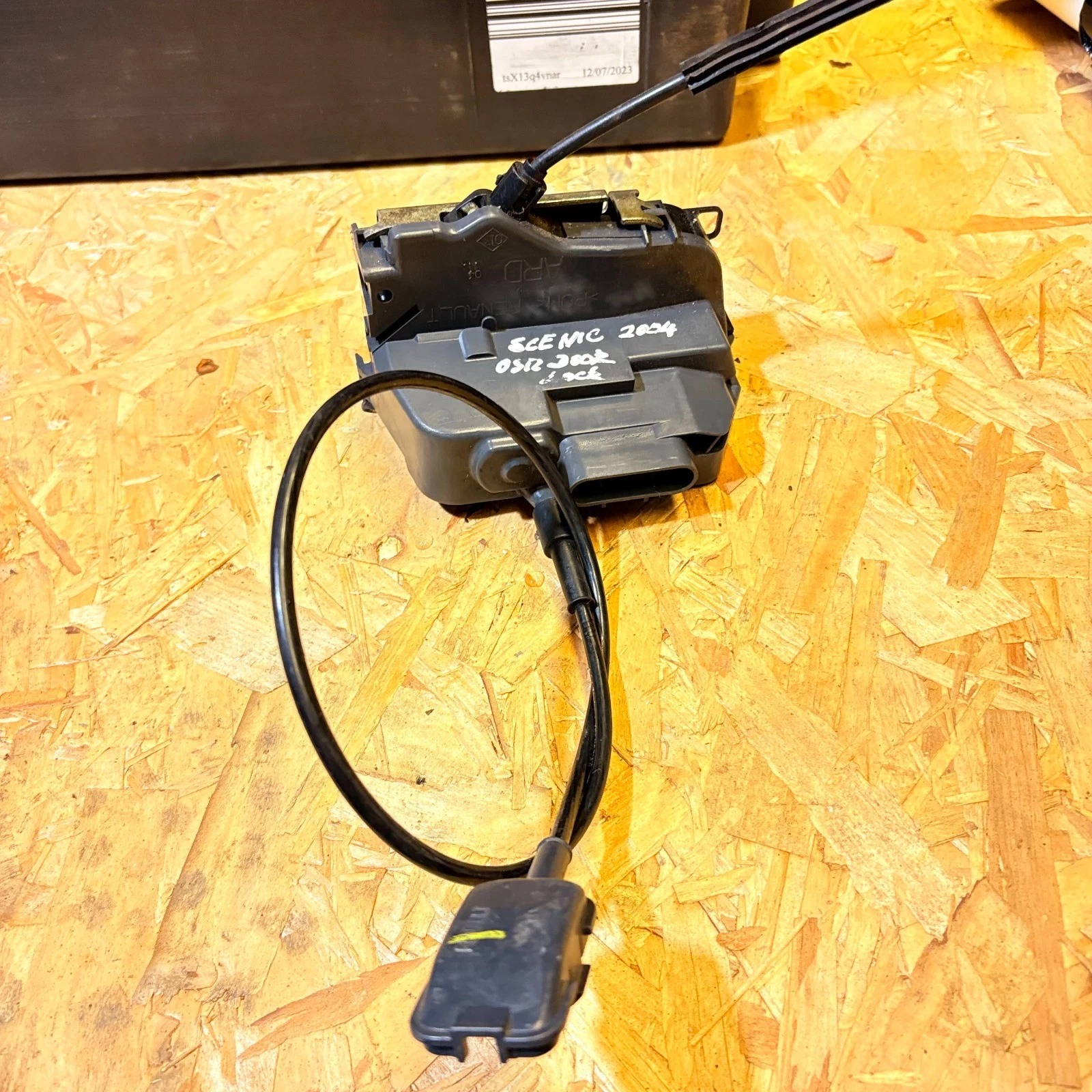 Renault Scenic 2003 to 2006 rear right central locking latch actuator close view