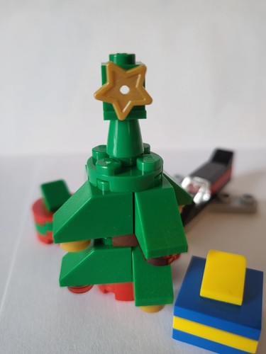 Christmas LEGOs from the Lego City Advent Calendars 2016 #60133 and 2017 #60155 - Picture 37 of 89
