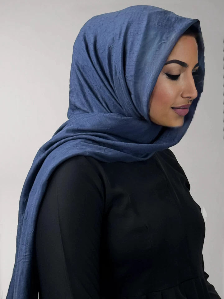 Dusk Crinkle | Hiyab tono azul/chal rectangular Foto 2 de 2