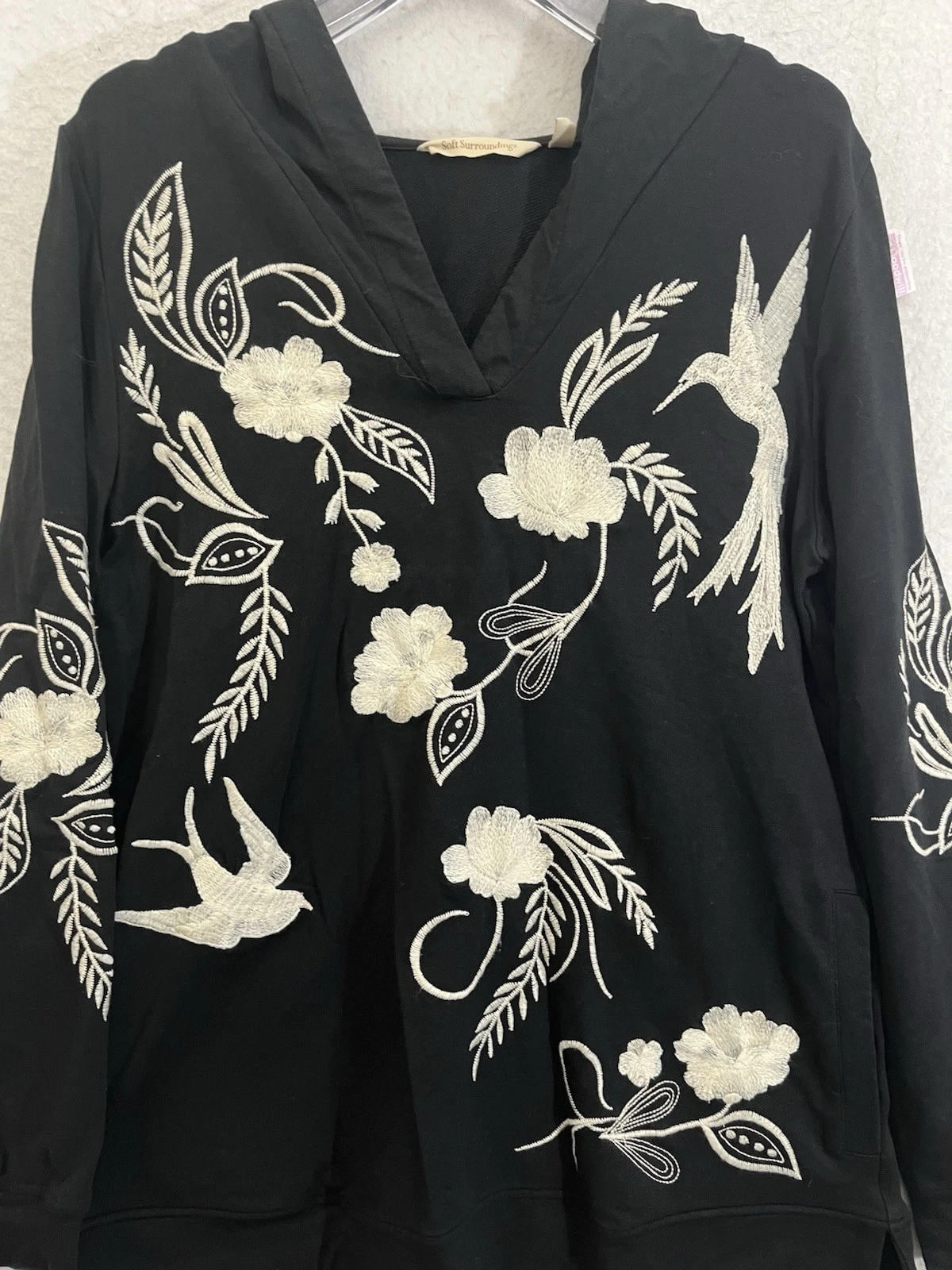 VETEMENTS Felpa con cappuccio donna morbida Dintorni piccola nera ricamata colibrì floreale