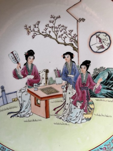 Large CHINESE PORCELAIN FAMILLE ROSE CHARGER w/LADIES In A GARDEN 13" Vintage - 第 3/24 張圖片