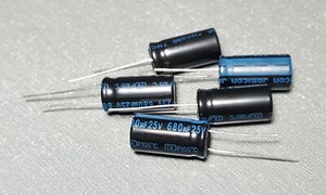 Конденсатор 680uf 25v