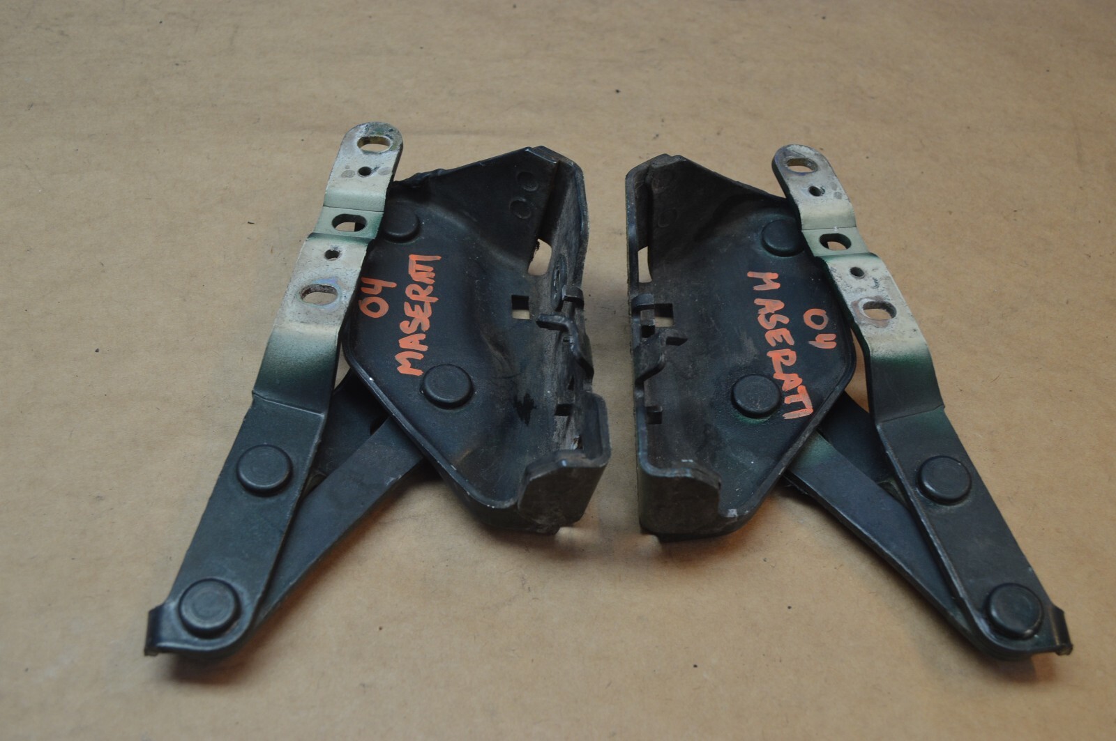 2004 M138 MASERATI GT COUPE LEFT & RIGHT HOOD BONNET HINGE HINGES PAIR GREEN