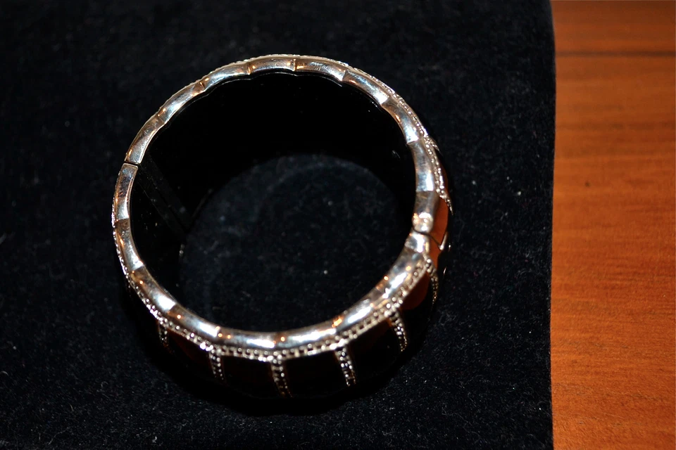 Nuevo brazalete festoneado de resina MIRIAM SALAT $995 CIRCONITA CÚBICA NEGRO RODIO PLATA Foto 4 de 4