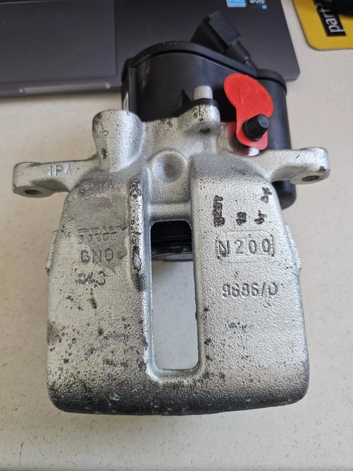 PINZA DE FRENO TRASERA DERECHA ELÉCTRICA NUEVA GENUINA TRW AUDI A6 C6 4F O/S 4F0615404C F Foto 2 de 4