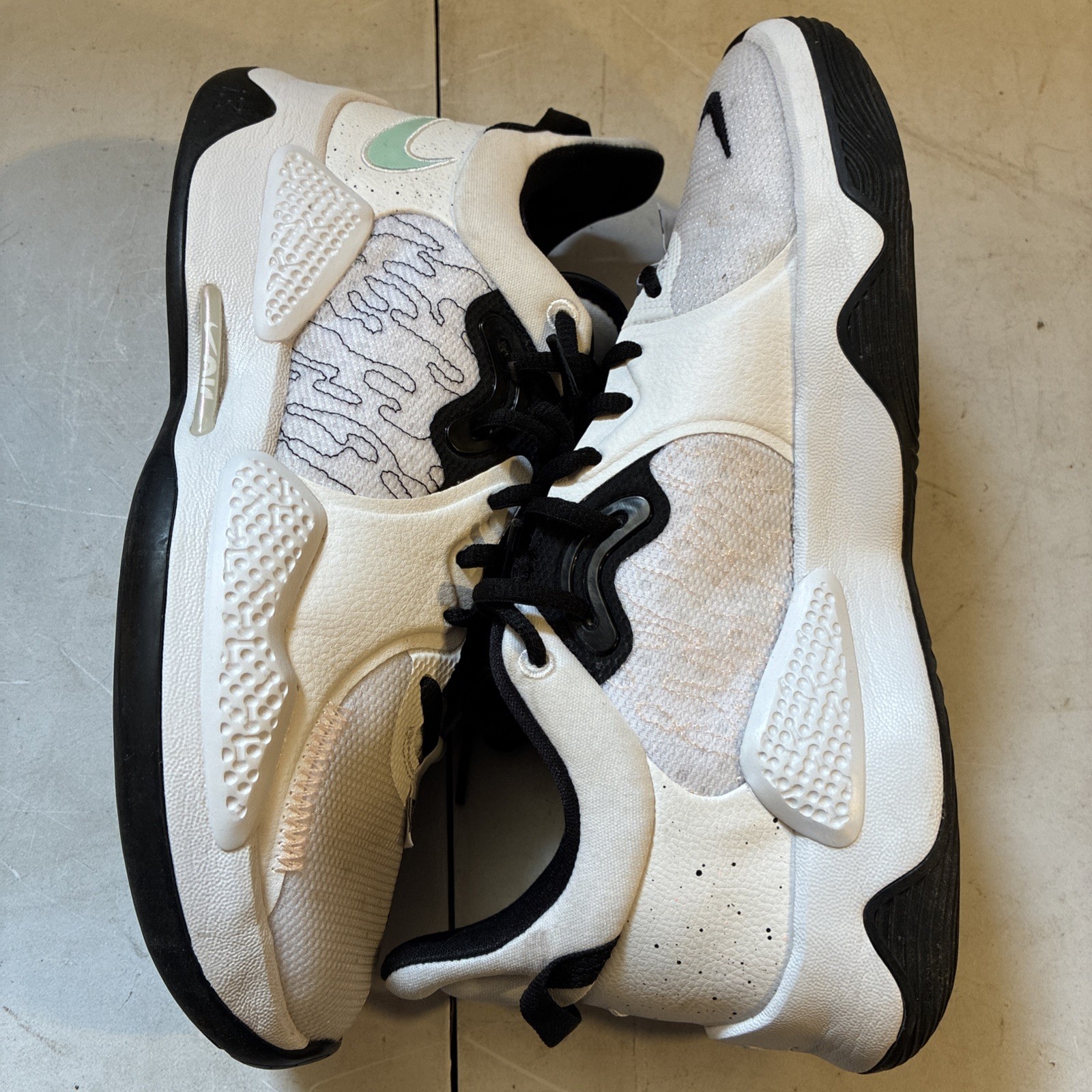 Sneakers Size 10