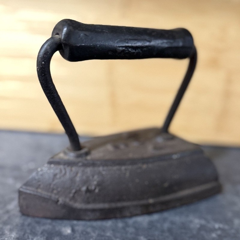 ACW #7 Antique Black Sad Iron Metal Portable Cordless Coal-Powered Collectible