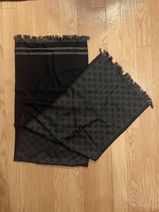 Écharpe GUCCI noire motif GG laine mélangée silencieux élégant accessoire hiver