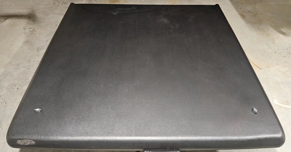 Cubierta UnderCover Classic Tonneau UC2140 para Ford F-150 2009-2014 plataforma de 5'7" negra Foto 2 de 4