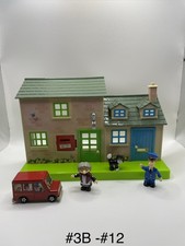 Postman Pat PAT'S HOUSE/POST OFFICE 2in1 2006 light up house PAT2 Bus & figures 