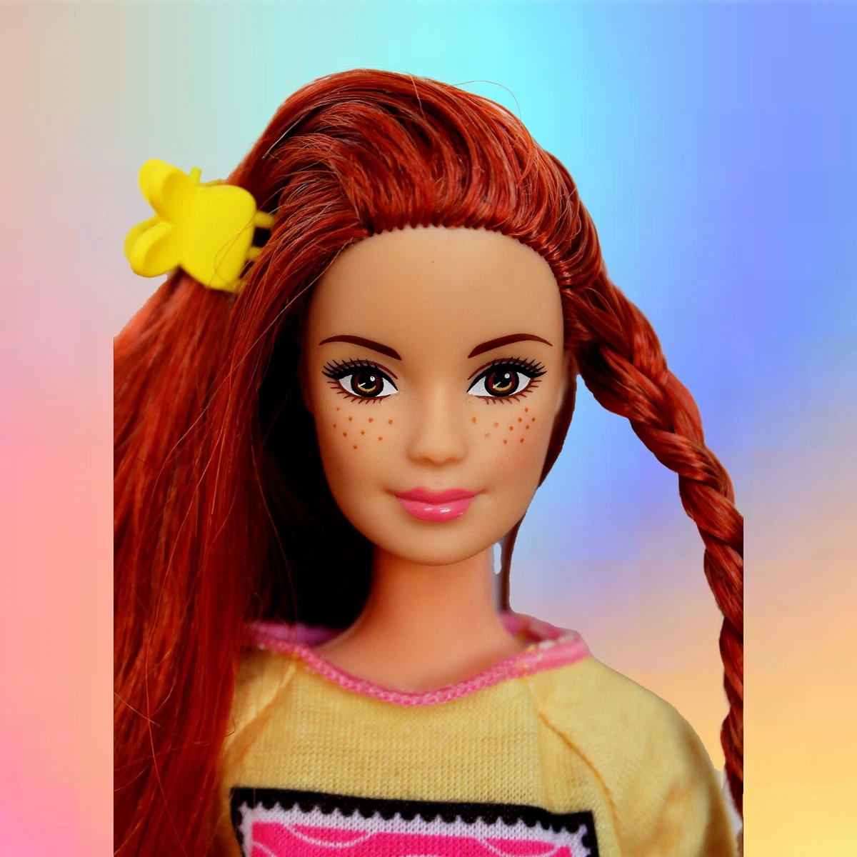 Poupée Barbie rousse avec taches de rousseur dans un style unique magnifique