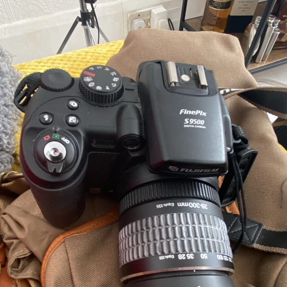 Fujifilm FinePix S9500 Bridge Camera 9MP 10.7x Zoom Black Hot Shoe Cap, photo 1 of 5