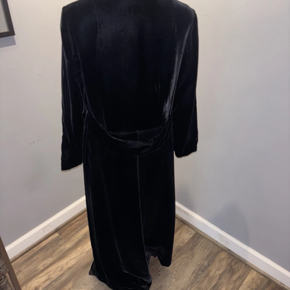 Abrigo Plumero Terciopelo Negro Vintage Botones Estrás Largo Hecho en Unión Años 60’s Talla S/M Foto 3 de 4