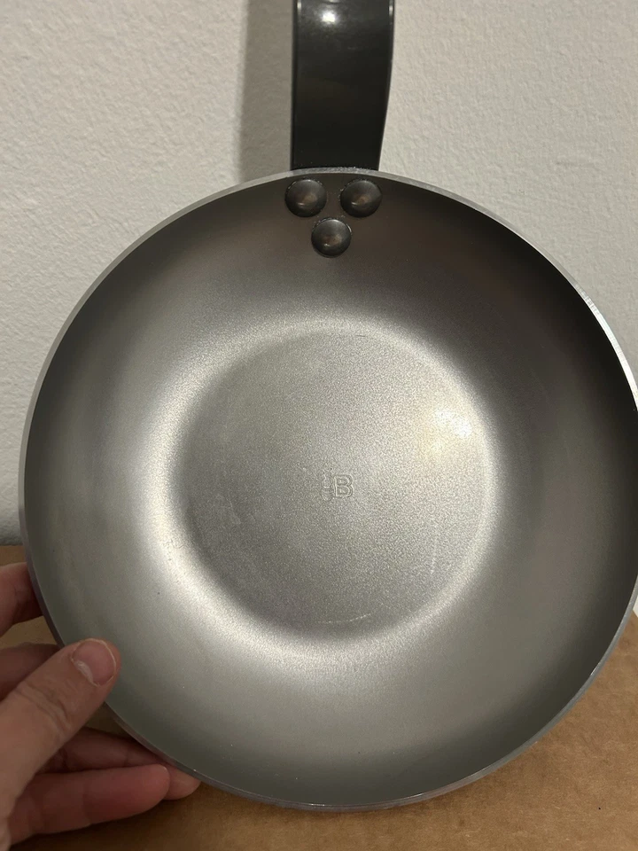 Sartén clásica de acero al carbono de Buyer Mineral B 8" tiene algunas manchas de óxido Foto 2 de 4